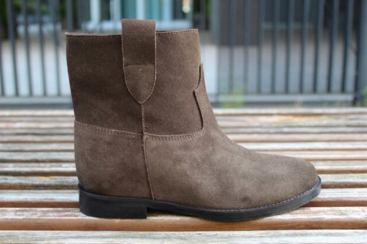 Stivaletti con rialzo interno scamosciati taupe