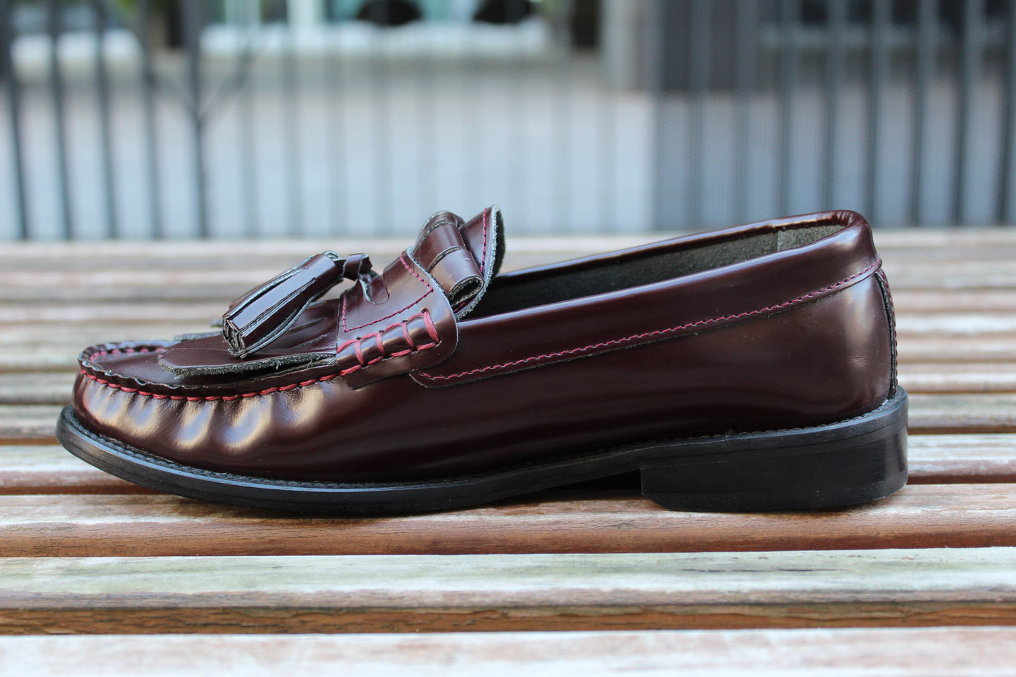 Mocassini in pelle con frangia e nappine bordeaux