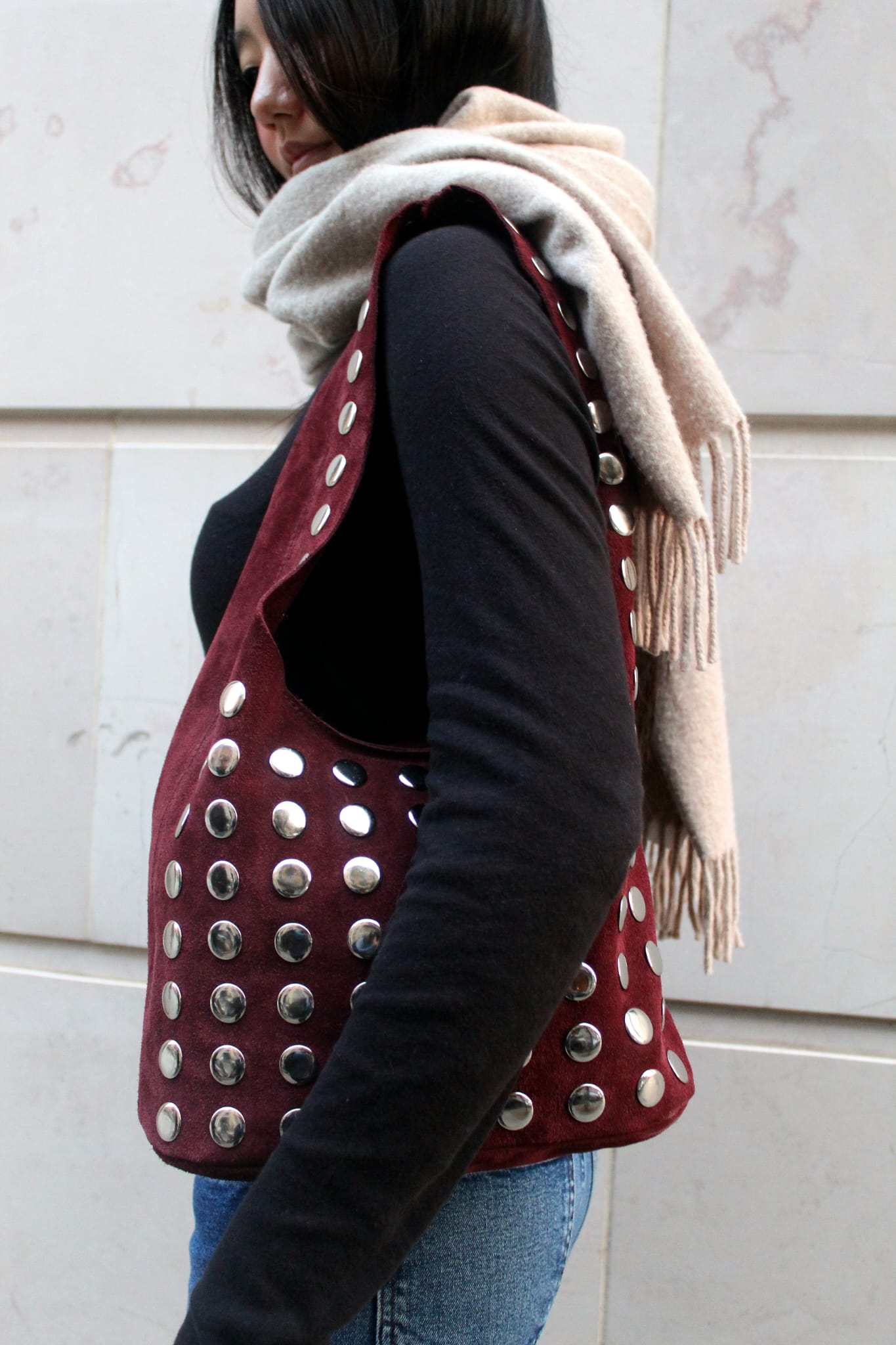 Borsa Suede secchiello maxi borchie bordeaux