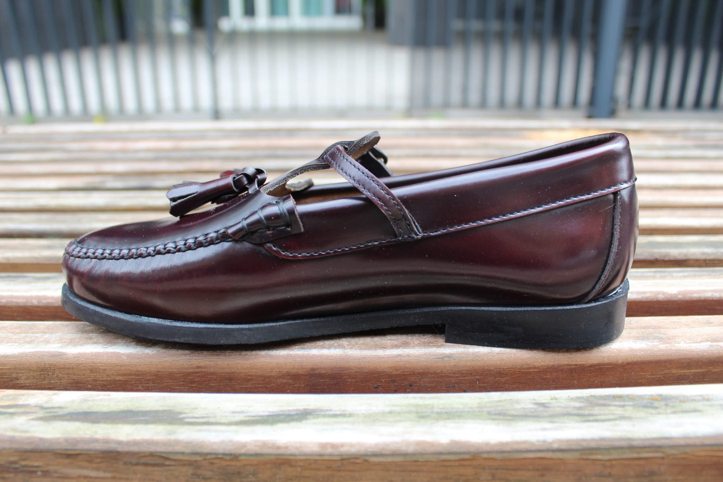 Mocassini in pelle con laccio e nappine bordeaux