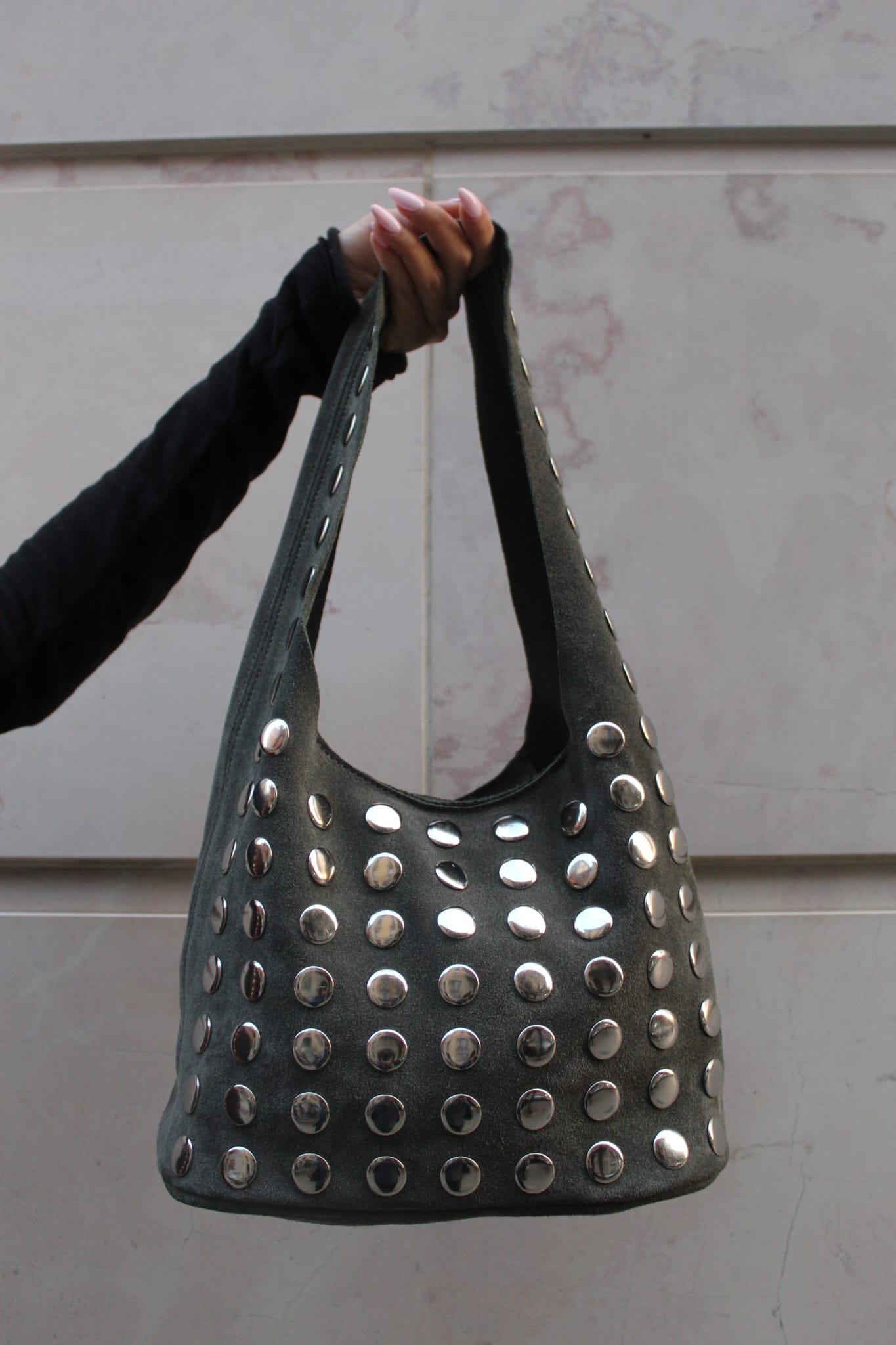 Borsa Suede in pelle vera con maxi borchie verde militare