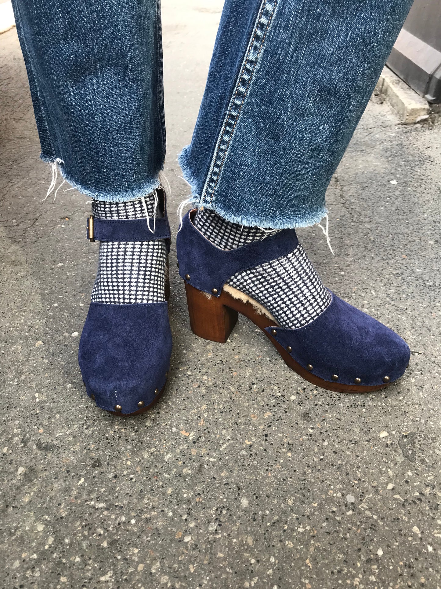 Zoccoli con pelo blu