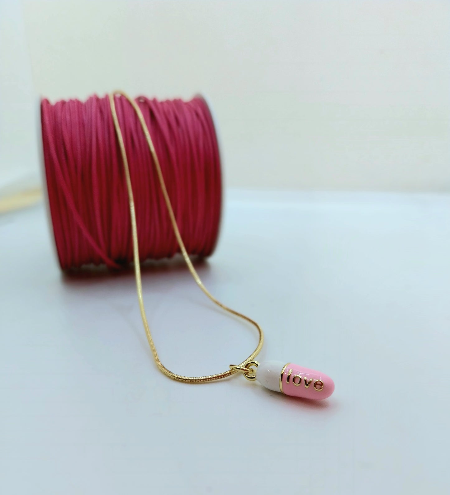 Collana "pillola dell"amore" in rosa bianco e oro