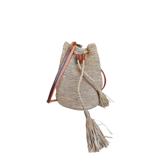 Borsa a Secchiello con tracolla in raffia beige