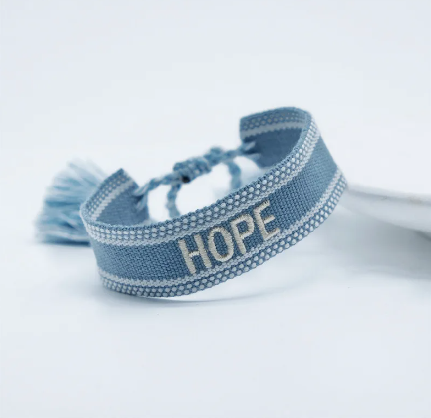 Bracciale in tessuto azzurro con scritta "hope" ricamata bianca