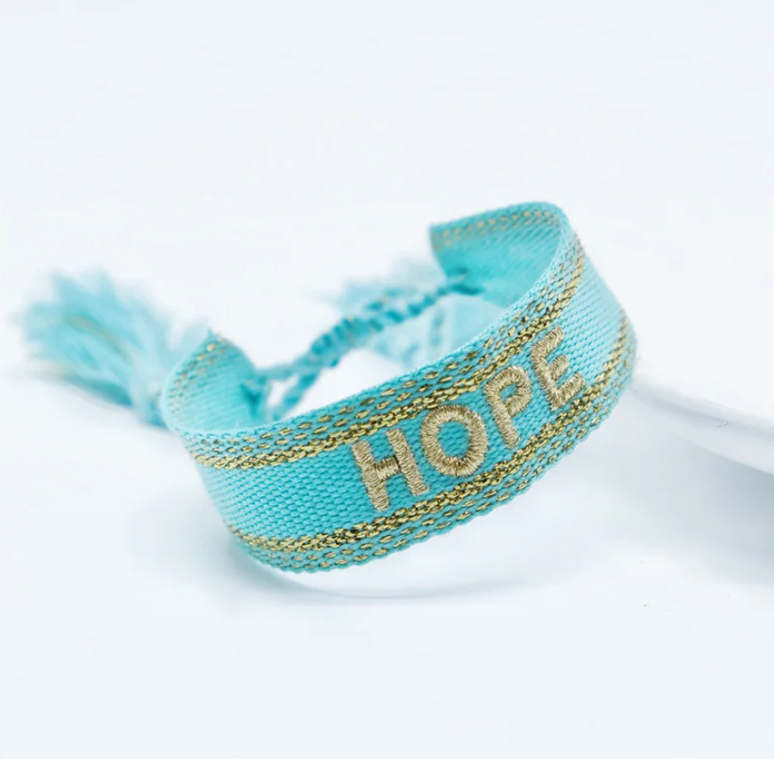 Bracciale in tessuto azzurro con scritta "hope" ricamata oro