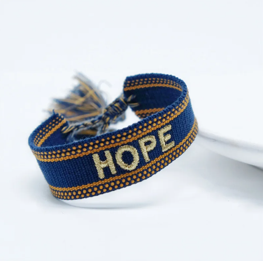 Bracciale in tessuto blu con scritta "hope" ricamata oro