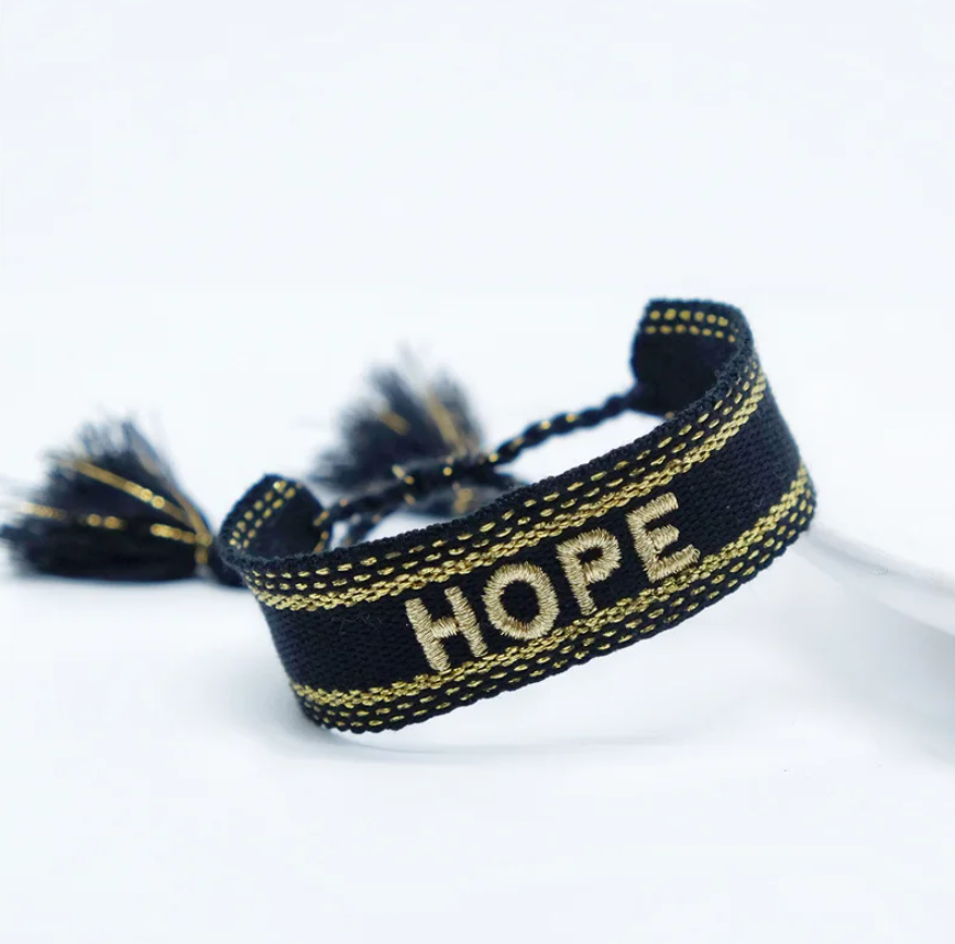 Bracciale in tessuto nero con scritta "hope" ricamata oro