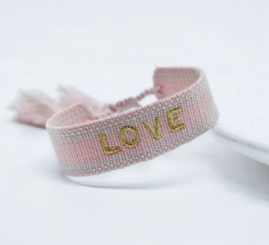 Bracciale in tessuto rosa con scritta "love" ricamata oro