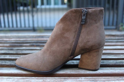 Stivaletti con tacco scamosciati taupe