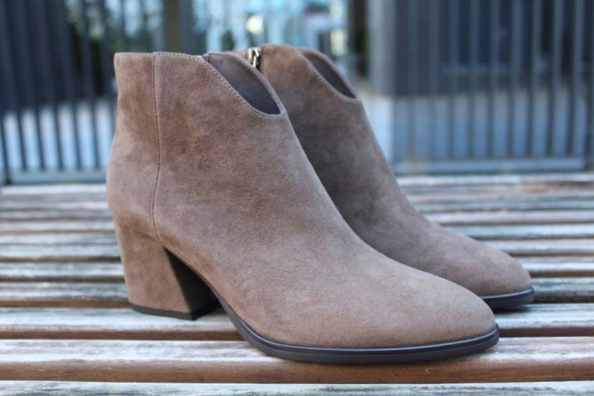 Stivaletti con tacco scamosciati taupe