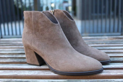 Stivaletti con tacco scamosciati taupe