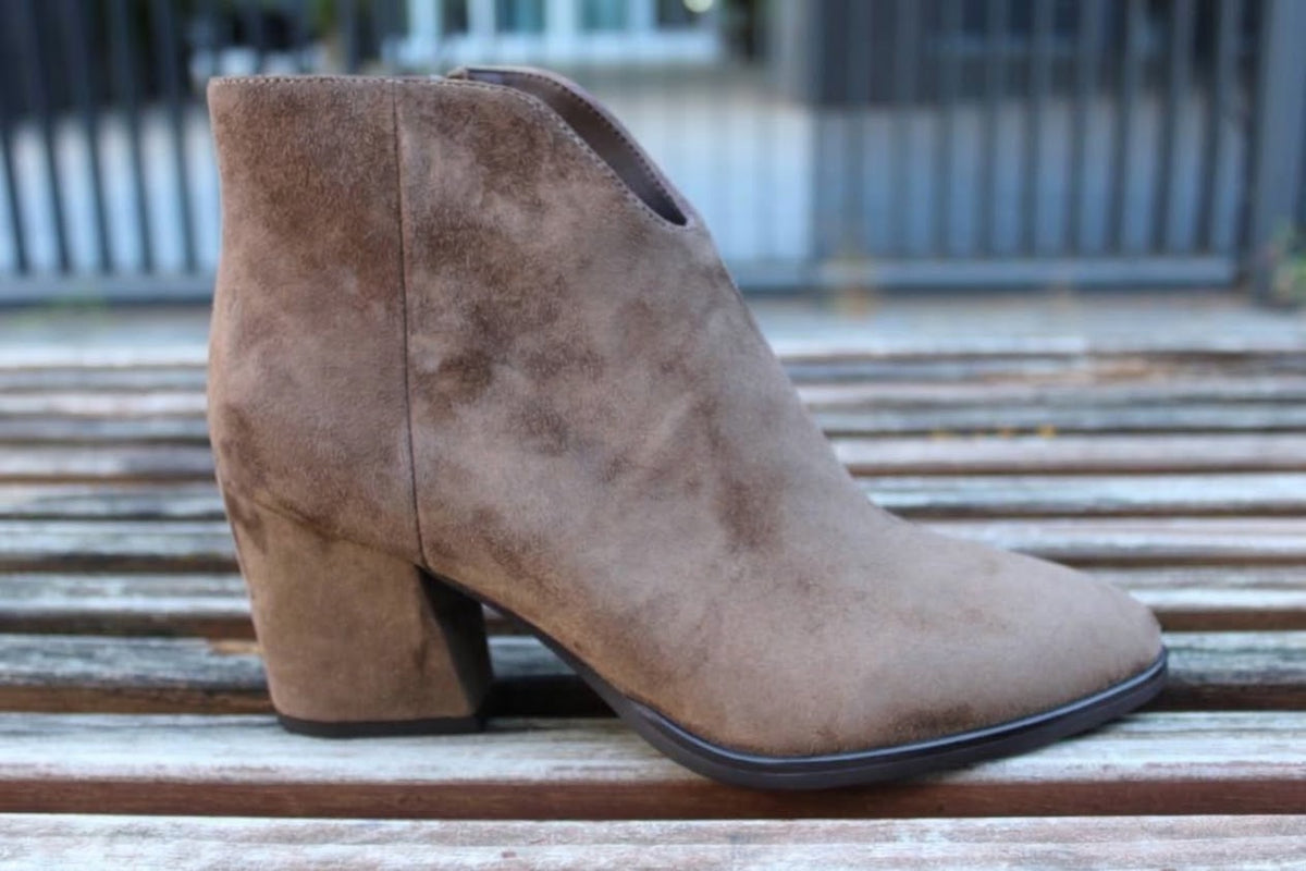Stivaletti con tacco scamosciati taupe
