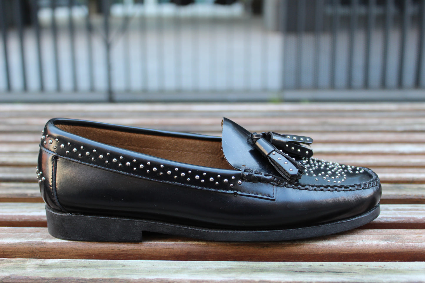 Mocassini in pelle nera borchie e nappine