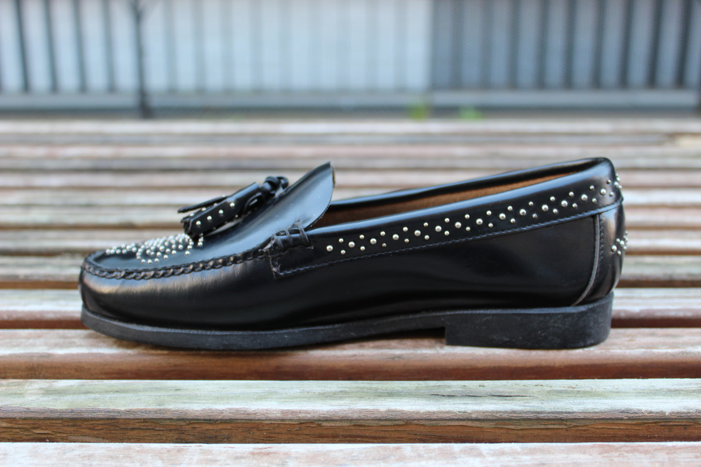 Mocassini in pelle nera borchie e nappine