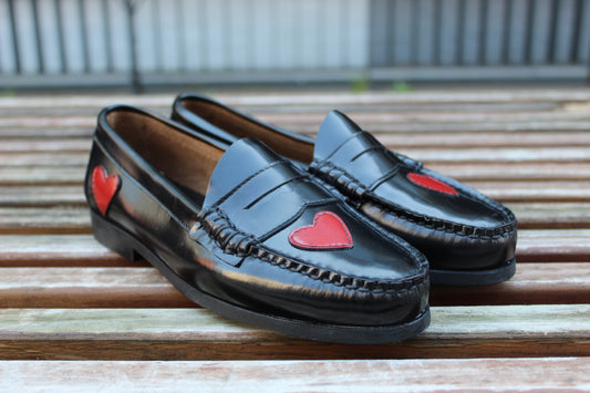 Mocassini in pelle nera con cuori