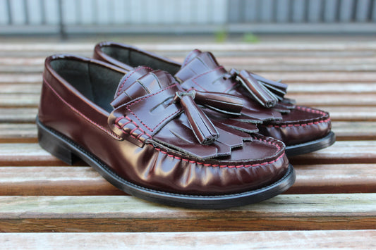 Mocassini in pelle con frangia e nappine bordeaux