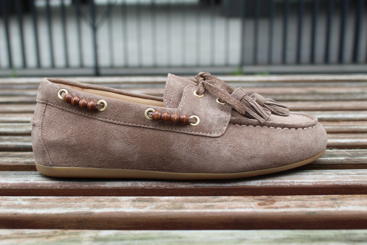 Mocassini scamosciati stile barca con nappine Taupe