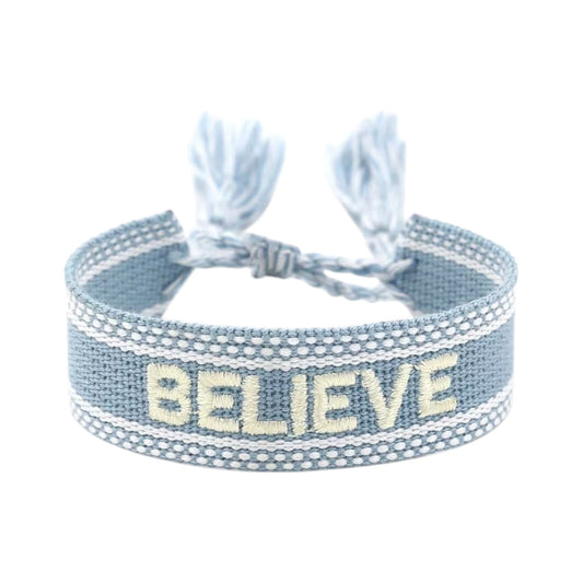 Bracciale in tessuto azzurro con scritta Believe ricamata