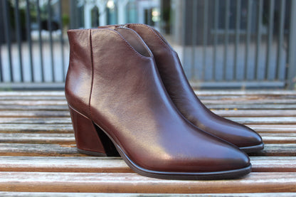 Stivaletti con tacco in pelle marrone