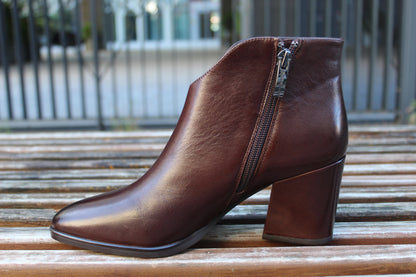 Stivaletti con tacco in pelle marrone