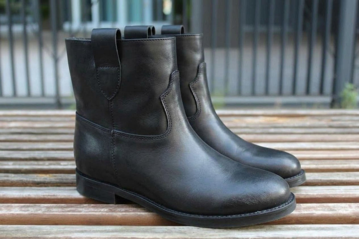 Stivaletti con rialzo interno in pelle nera
