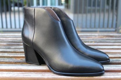 Stivaletti con tacco in pelle nero