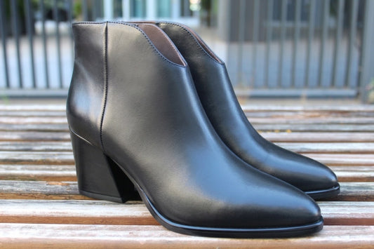 Stivaletti con tacco in pelle nero