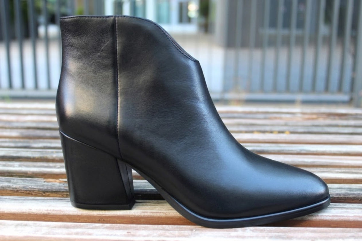 Stivaletti con tacco in pelle nero