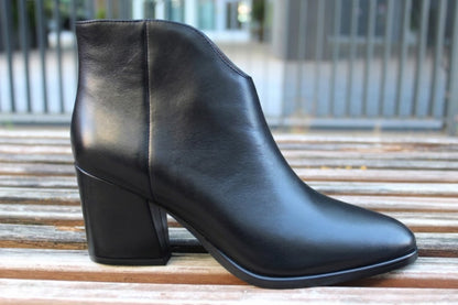 Stivaletti con tacco in pelle nero