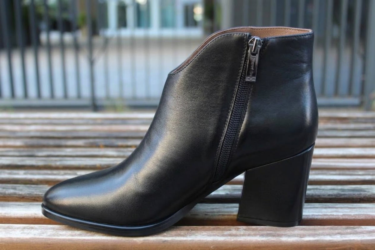 Stivaletti con tacco in pelle nero