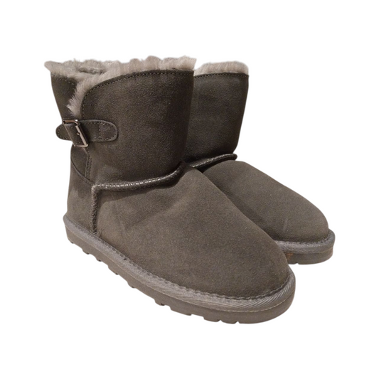 Stivaletti con pelo grigio alto con fibbia