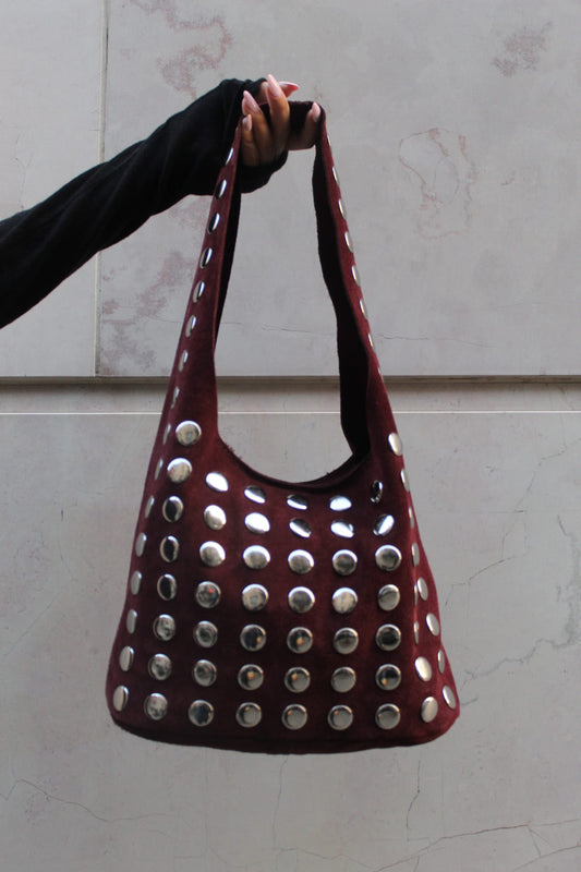 Borsa Suede secchiello maxi borchie bordeaux