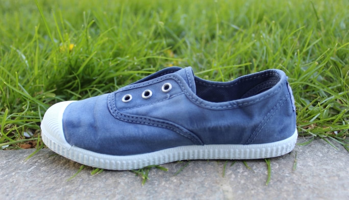 Scarpette Cienta in cotone con occhielli metallici blu notte
