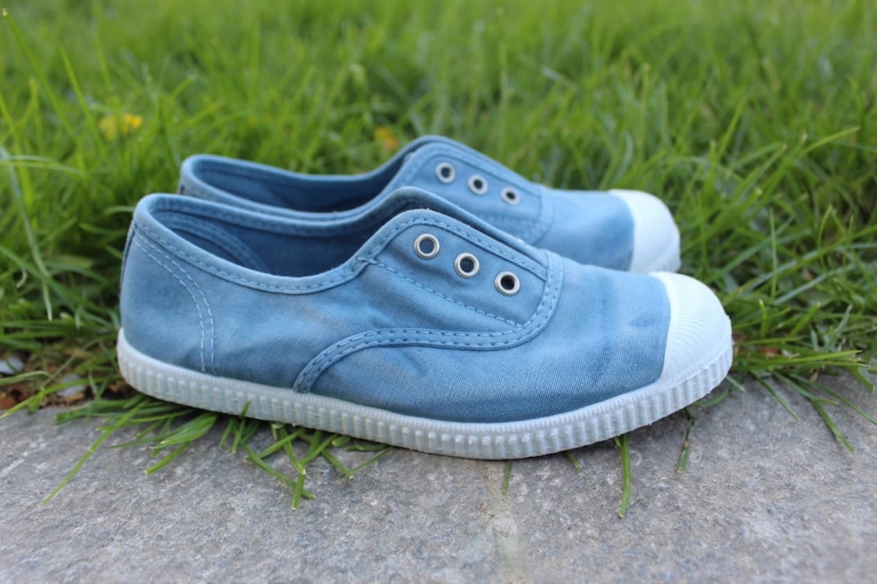 Scarpette Cienta in cotone con occhielli metallici azzurro