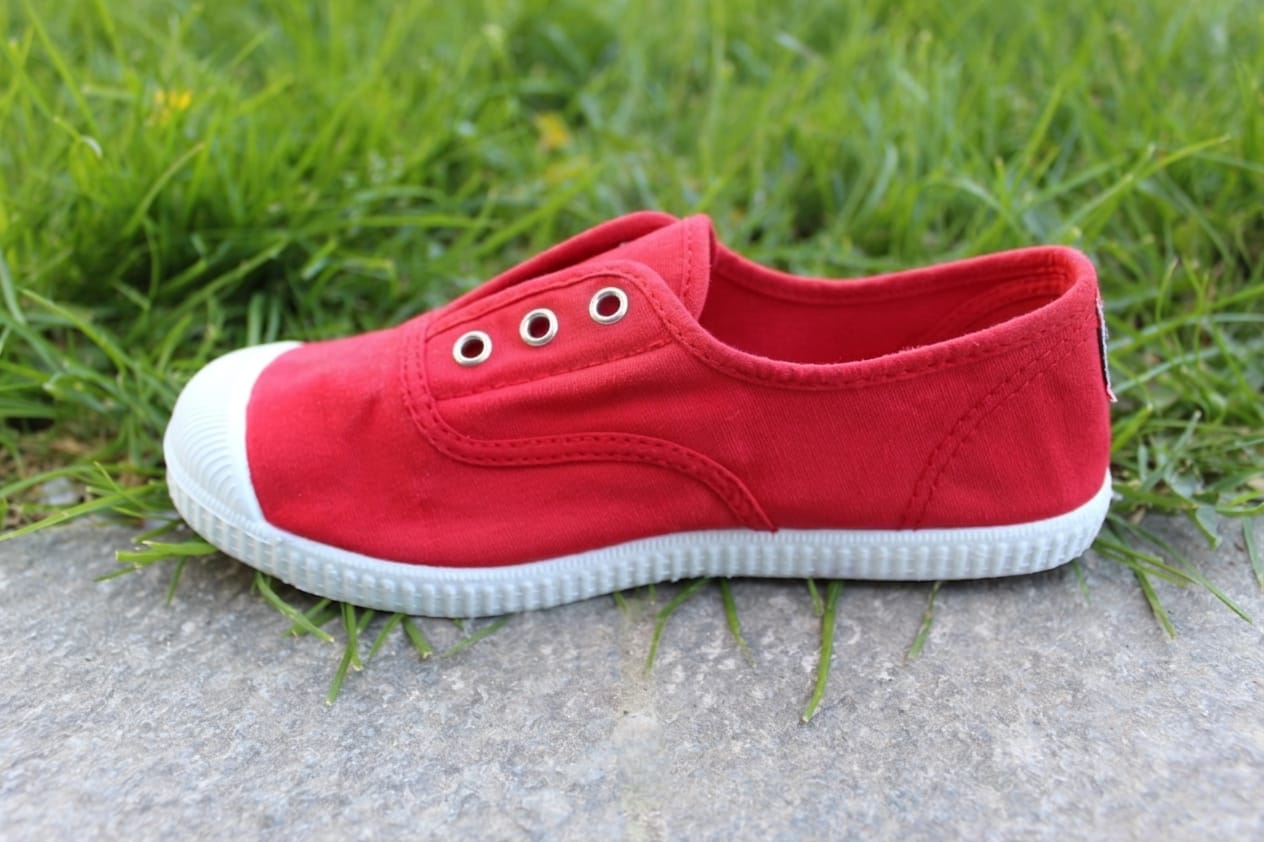 Scarpette Cienta in cotone con occhielli metallici rosso