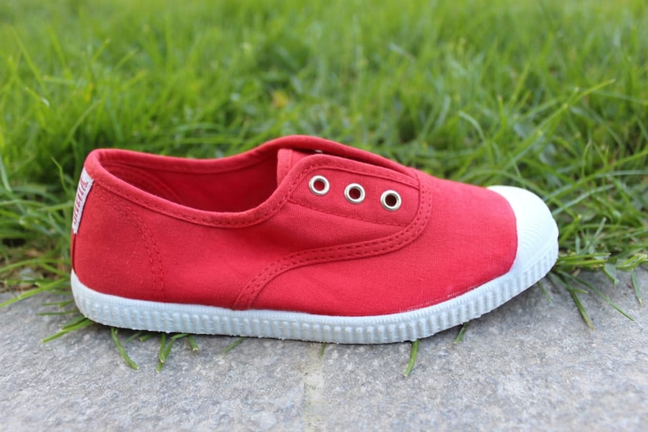 Scarpette Cienta in cotone con occhielli metallici rosso