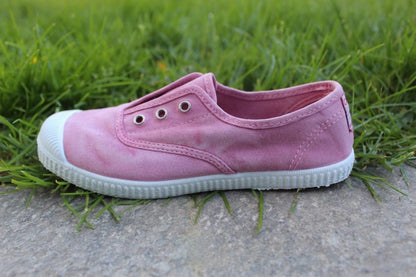 Scarpette Cienta in cotone con occhielli metallici rosa