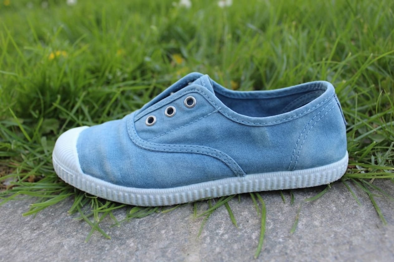 Scarpette Cienta in cotone con occhielli metallici azzurro