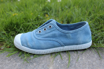 Scarpette Cienta in cotone con occhielli metallici azzurro
