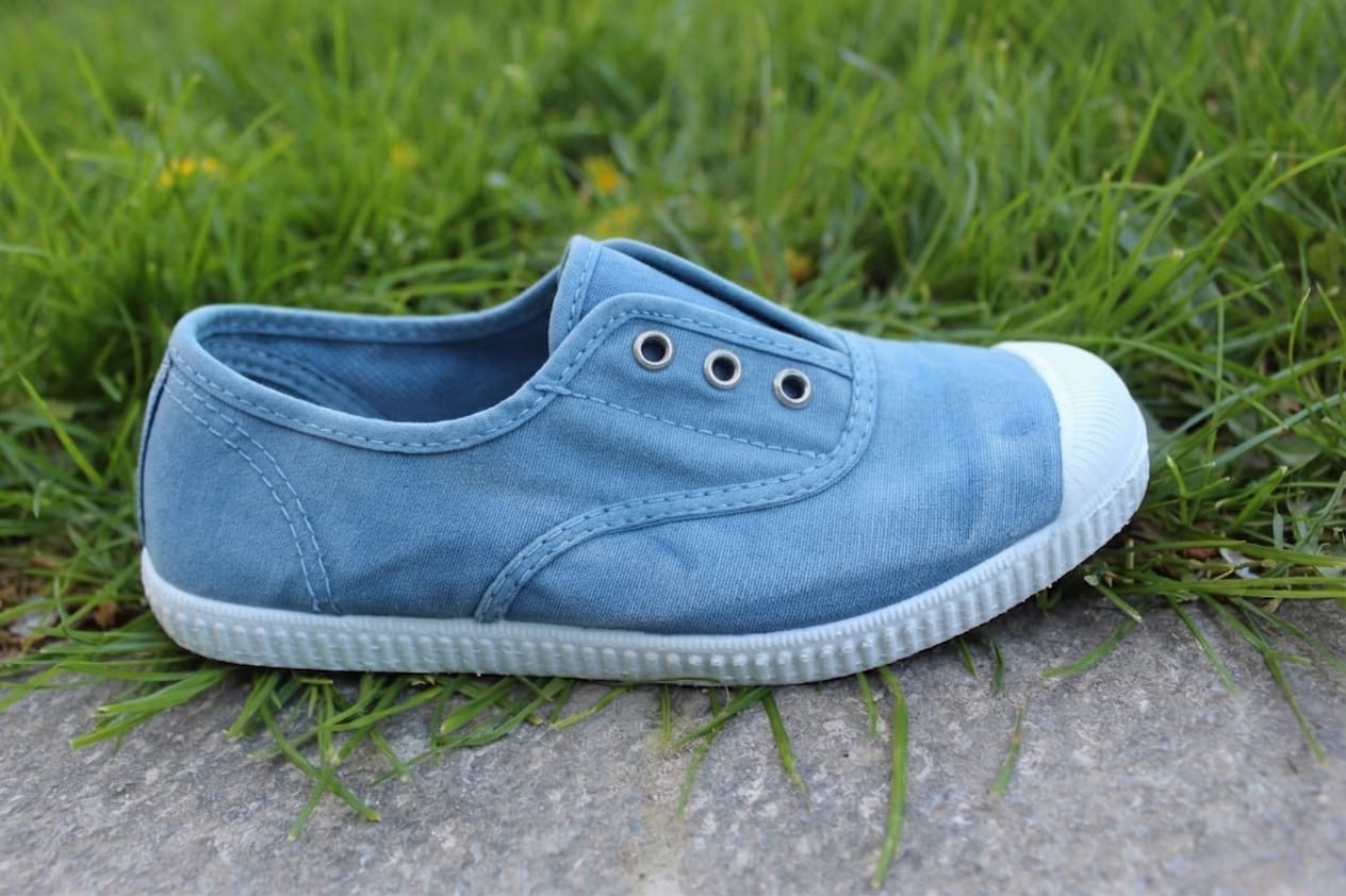 Scarpette Cienta in cotone con occhielli metallici azzurro