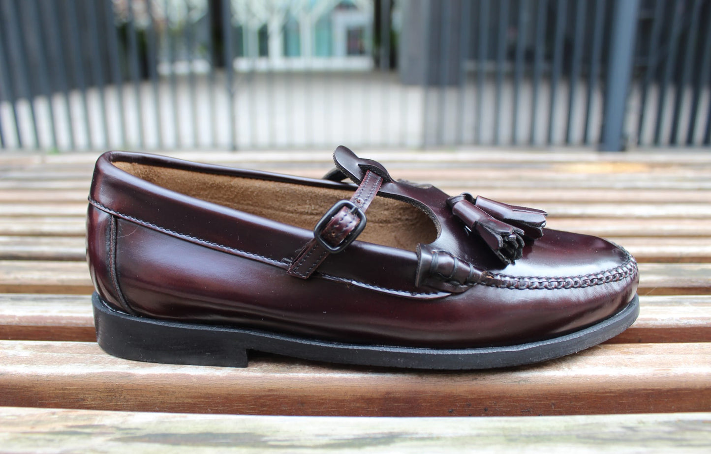 Mocassini in pelle con laccio e nappine bordeaux