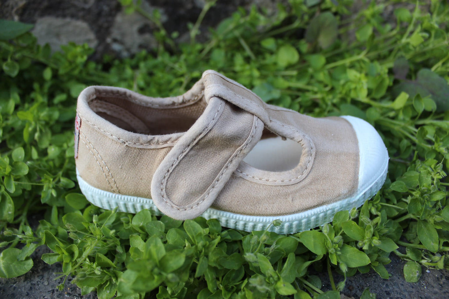 Scarpette Cienta in cotone con strappo beige