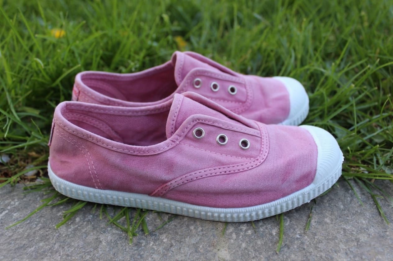 Scarpette Cienta in cotone con occhielli metallici rosa