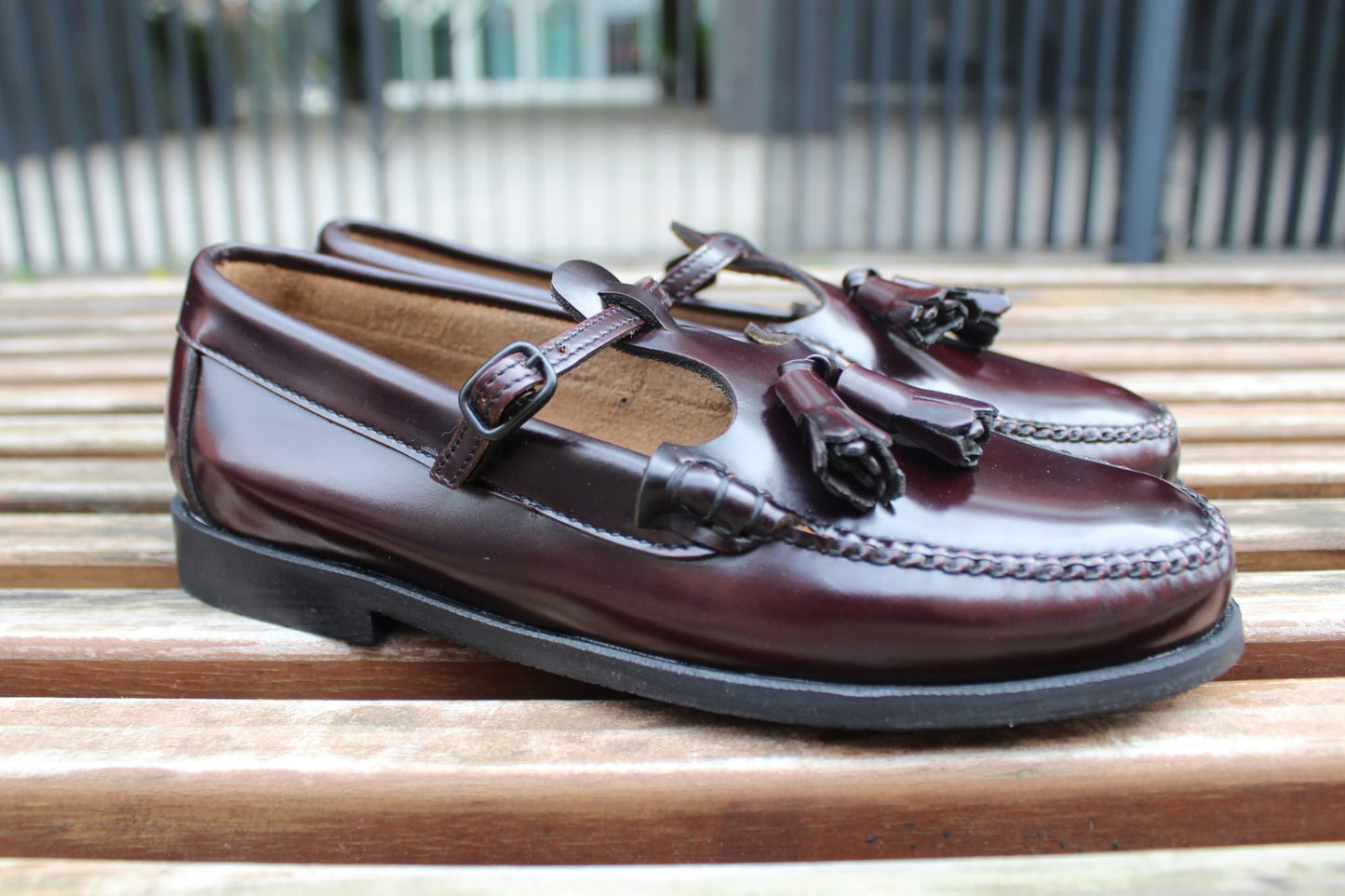 Mocassini in pelle con laccio e nappine bordeaux